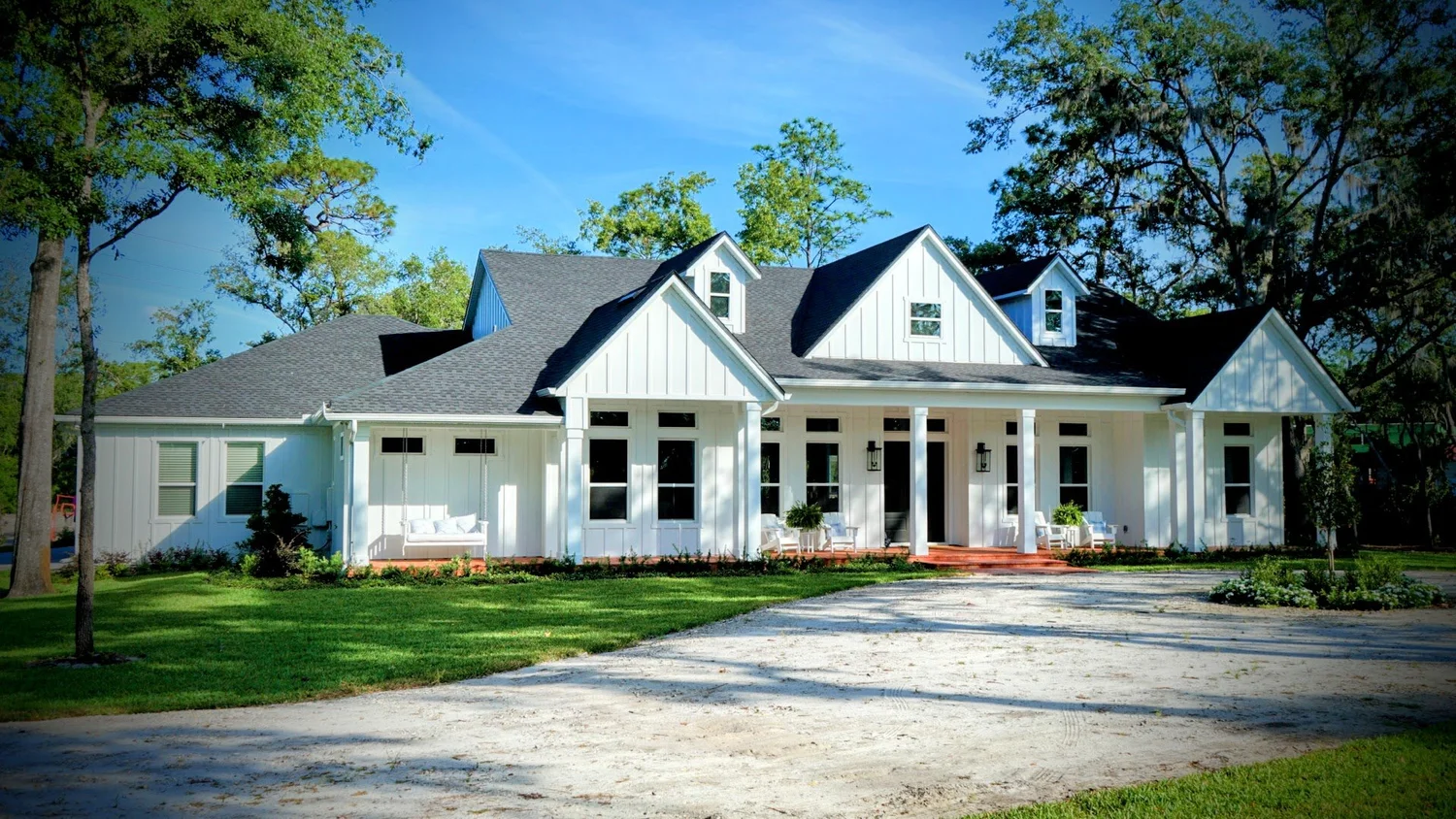 Traditional farmhouse exterior by Aulin Homes